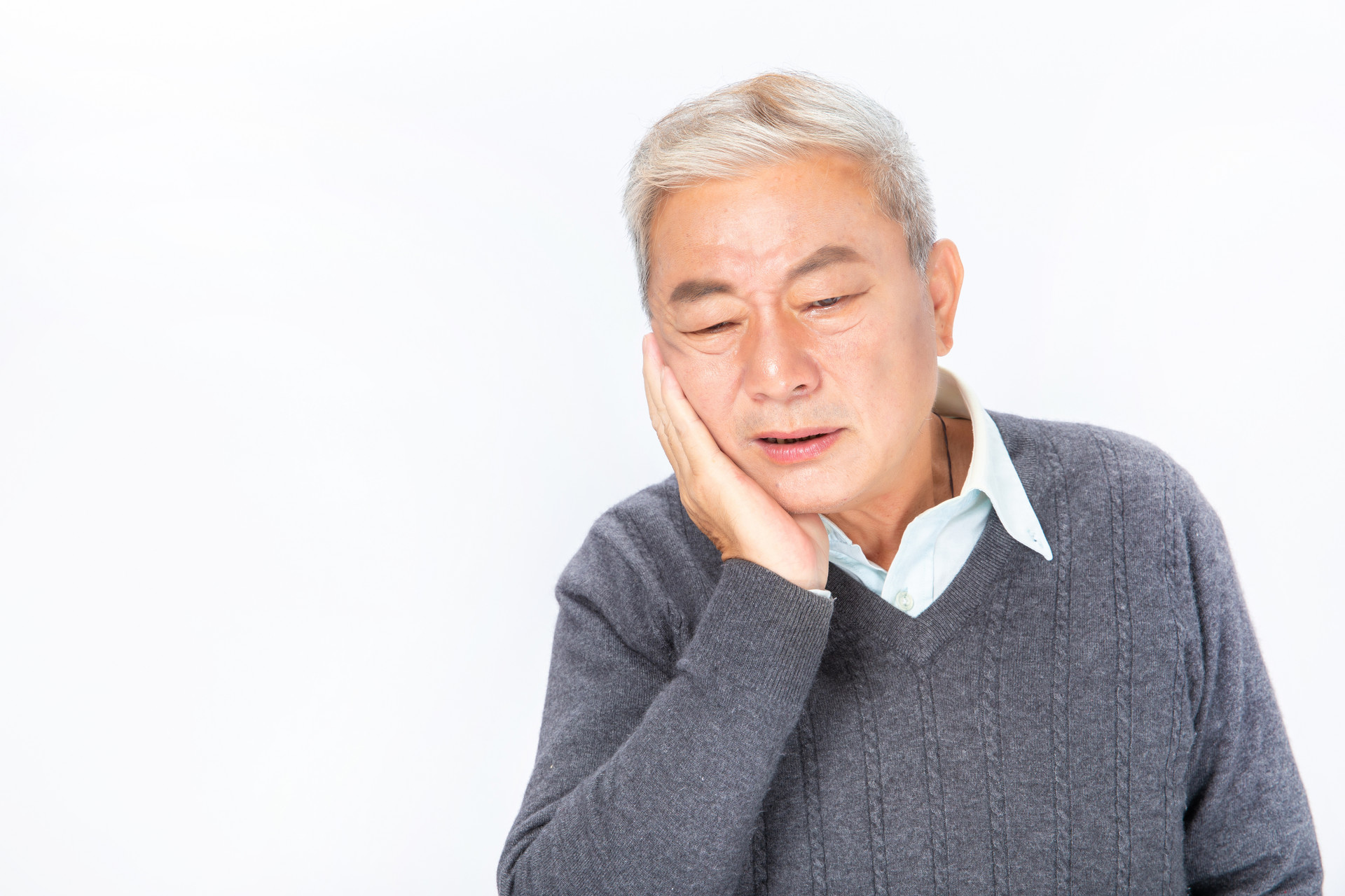 摄图网_500992994_banner_老年人牙疼（企业商用）.jpg