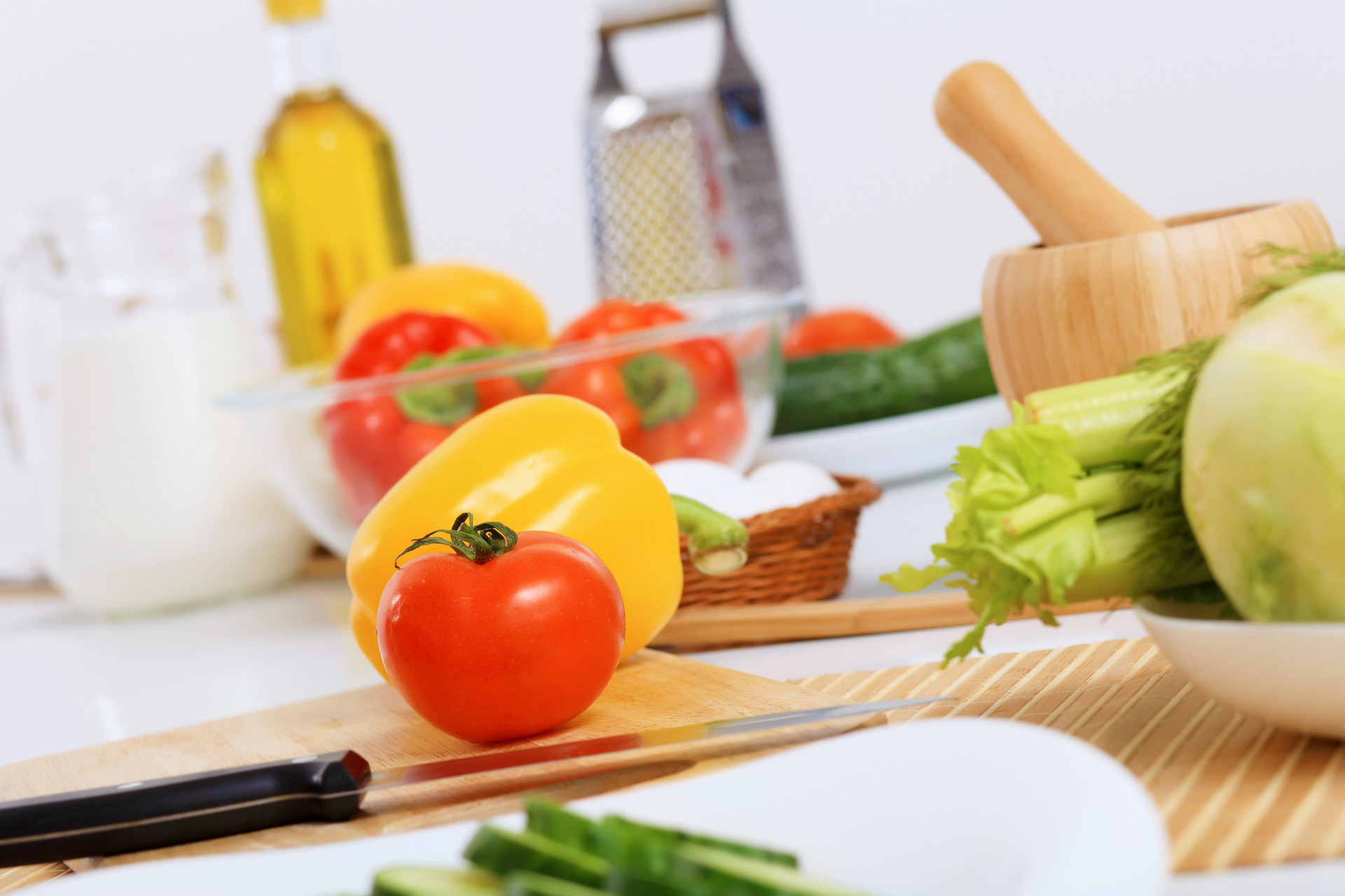 摄图网_300317184_banner_用刀子切新鲜蔬菜（企业商用）.jpg
